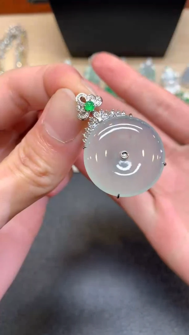 【闪购商品】翡翠颈饰18K金镶嵌平安扣【无服务费】