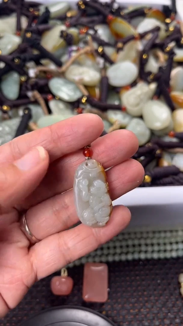 【闪购商品】和田玉颈饰未镶嵌多样性发货没有证书拍一发一有瑕