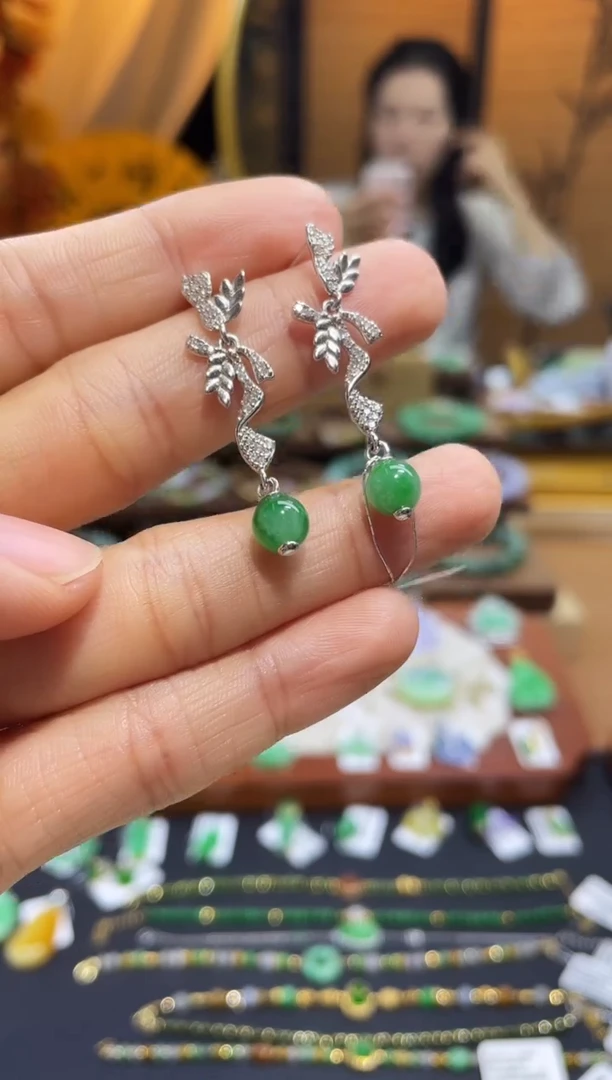 颈饰未镶嵌翡翠耳钉