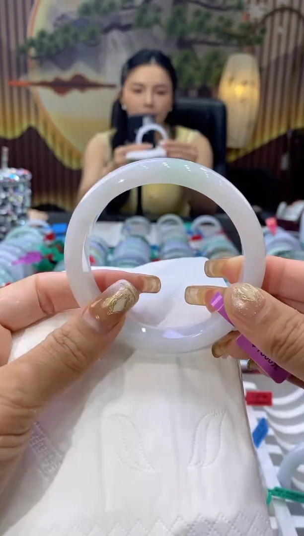 翡翠手镯未镶嵌多人06451