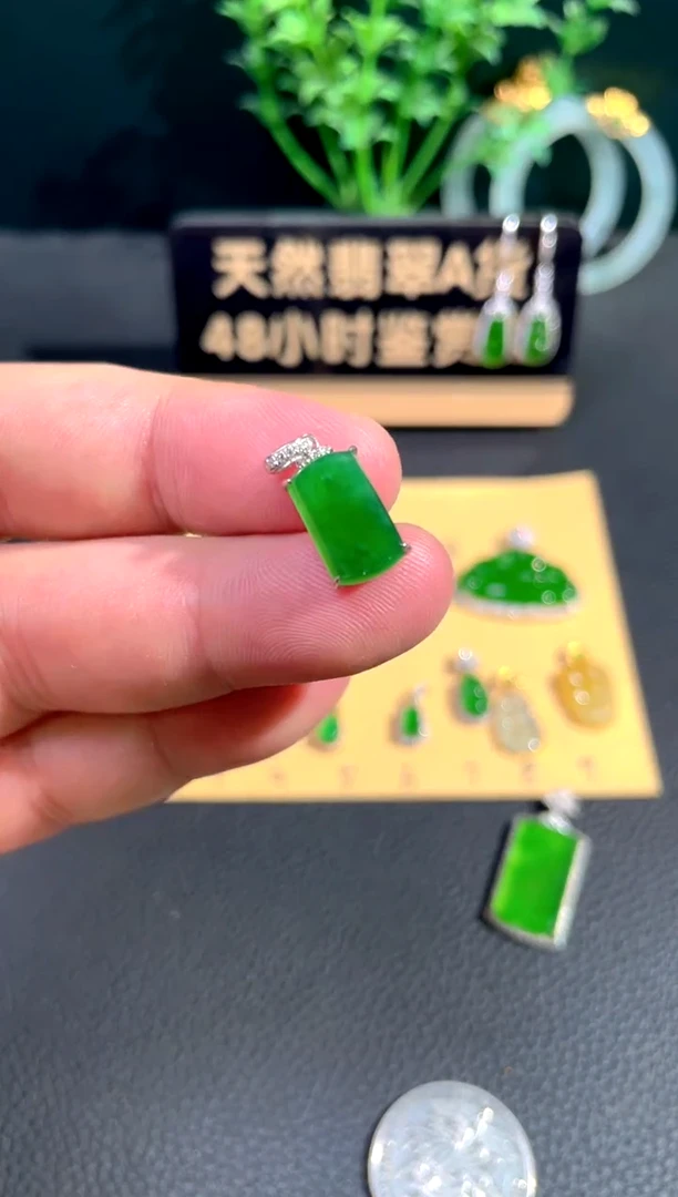 颈饰18K金镶嵌翡翠翡翠