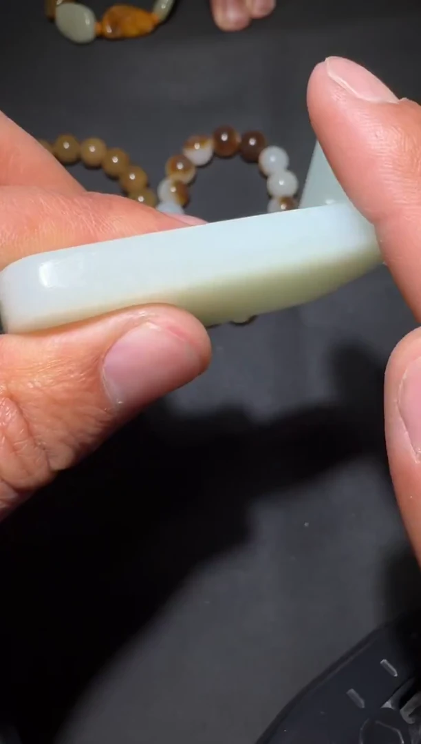 未镶嵌和田玉（糖玉）挂件和田玉