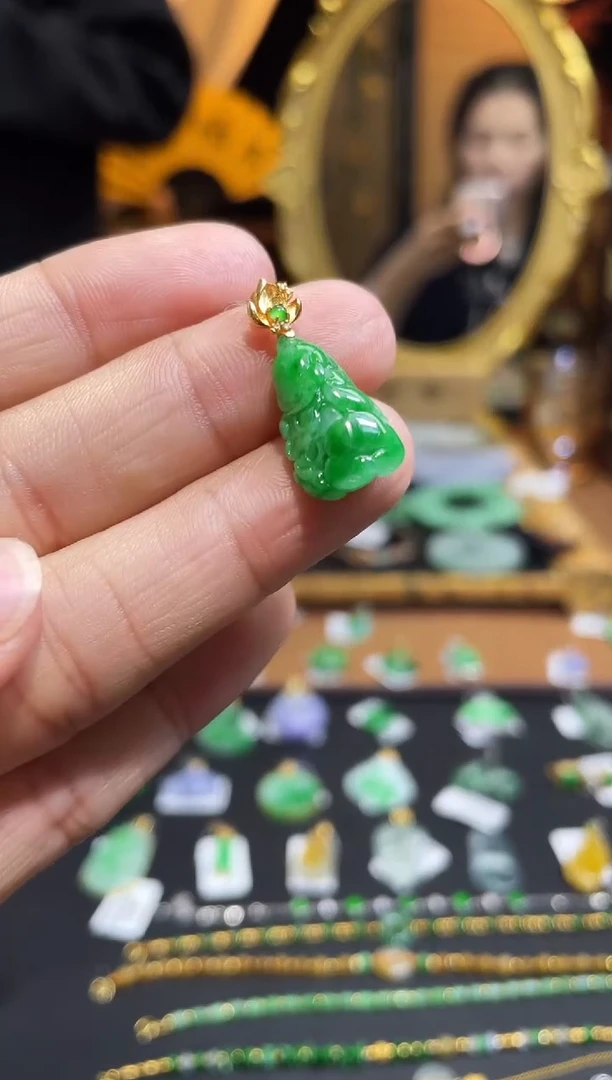 颈饰18K金镶嵌翡翠白菜