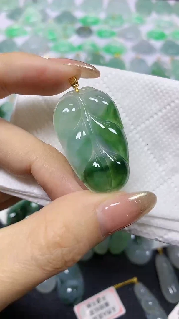颈饰18K金镶嵌翡翠A货