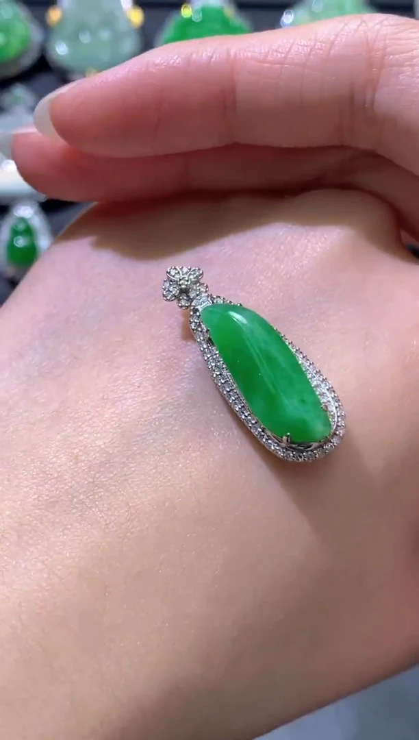 颈饰18K金镶嵌翡翠随形