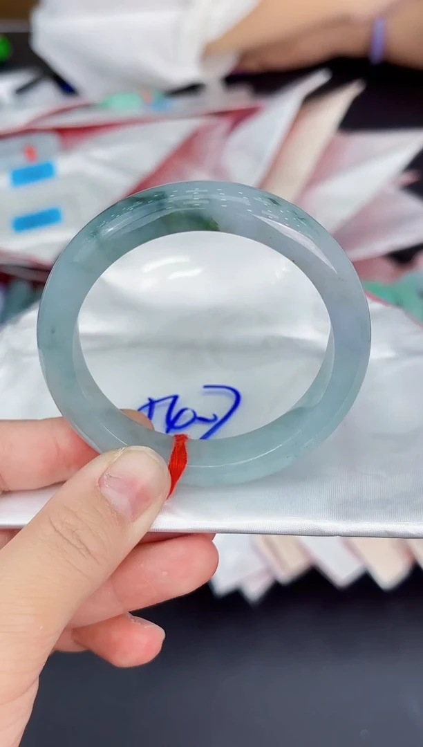 翡翠手镯未镶嵌翡翠手镯