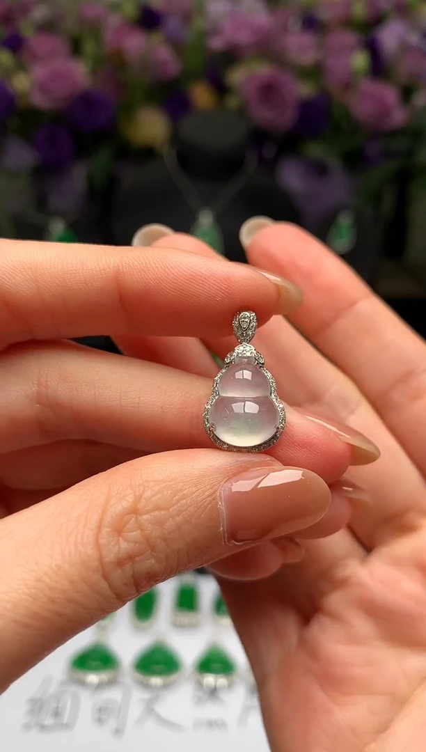 颈饰18K金镶嵌翡翠葫芦