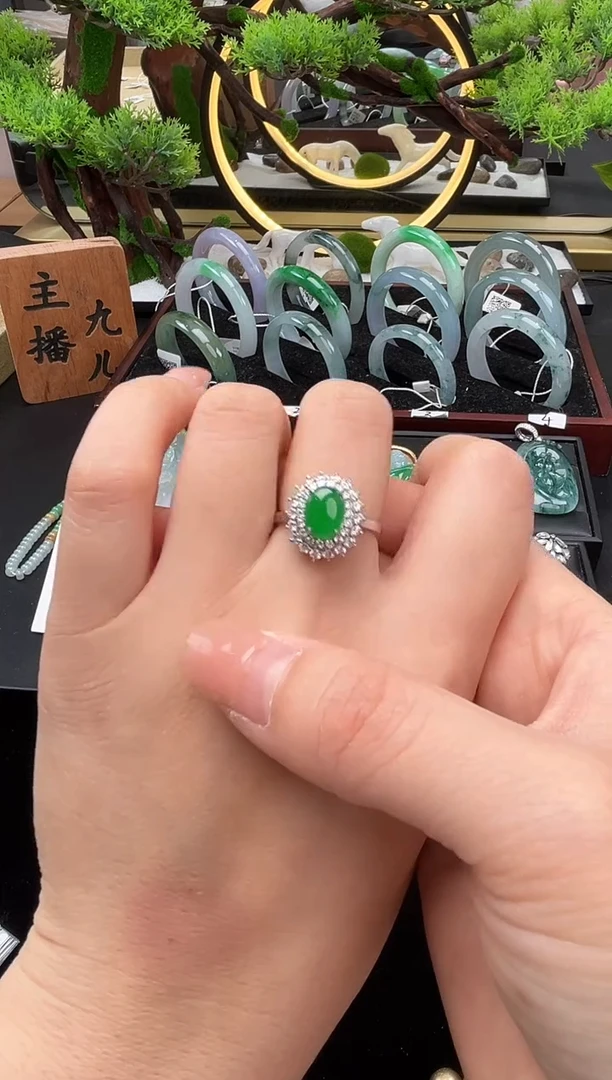 18K金镶嵌戒指翡翠戒指