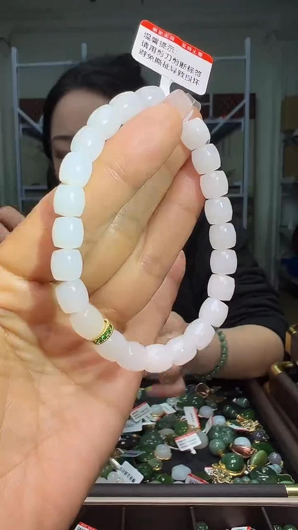 颈饰18K金镶嵌和田玉（多样性发货.发其一)1.04.55