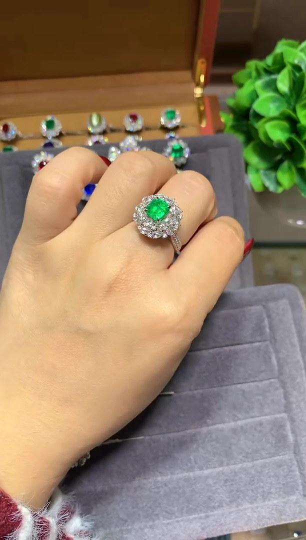 18K金镶嵌戒指祖母绿1.02CT