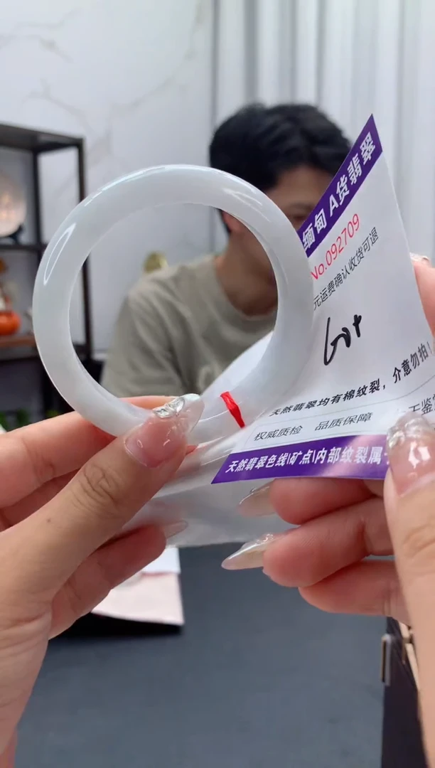 未镶嵌手镯翡翠有纹，完美者勿拍