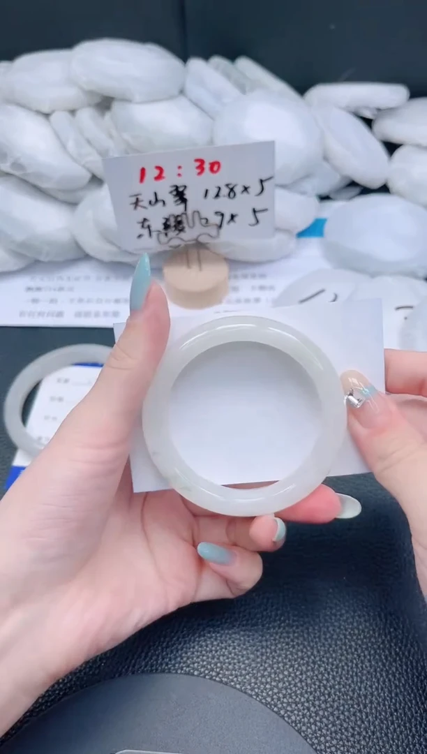 未镶嵌手镯石英质玉36-52.5