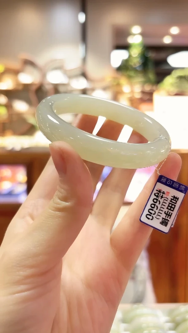 颈饰未镶嵌和田玉手镯56.7