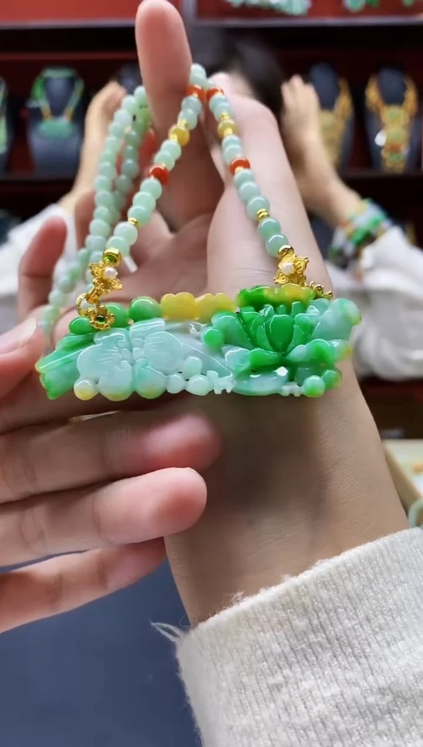 颈饰未镶嵌翡翠吊坠