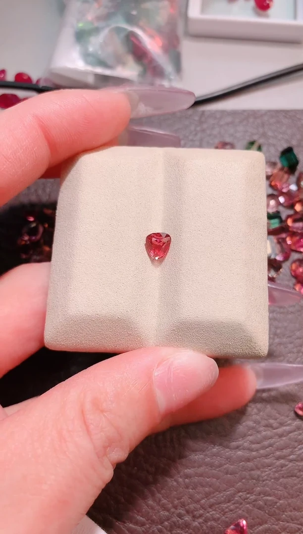 未镶嵌珠宝半成品碧玺0.98ct-突然不想未镶嵌一物一证