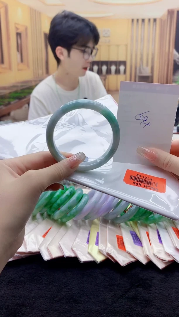 翡翠手镯未镶嵌    H121-69