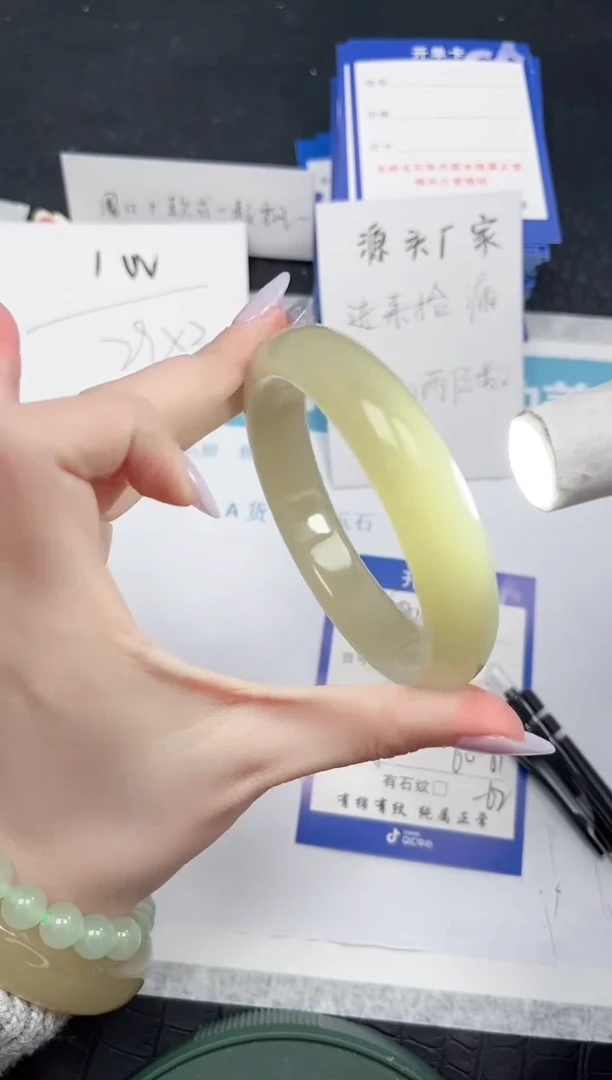 【闪购商品】石英质玉手镯未镶嵌182-