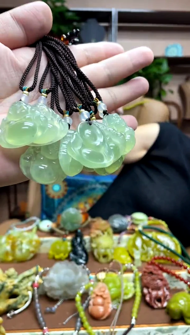 未镶嵌岫玉吊坠多样性发货发其中之一