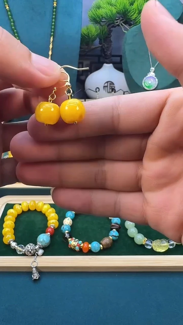 14K金镶嵌蜜蜡耳饰E01