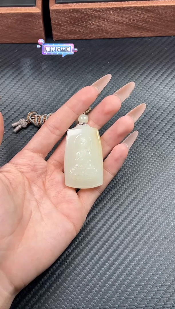 吊坠(赠链)未镶嵌和田玉且末金山微色差吊坠