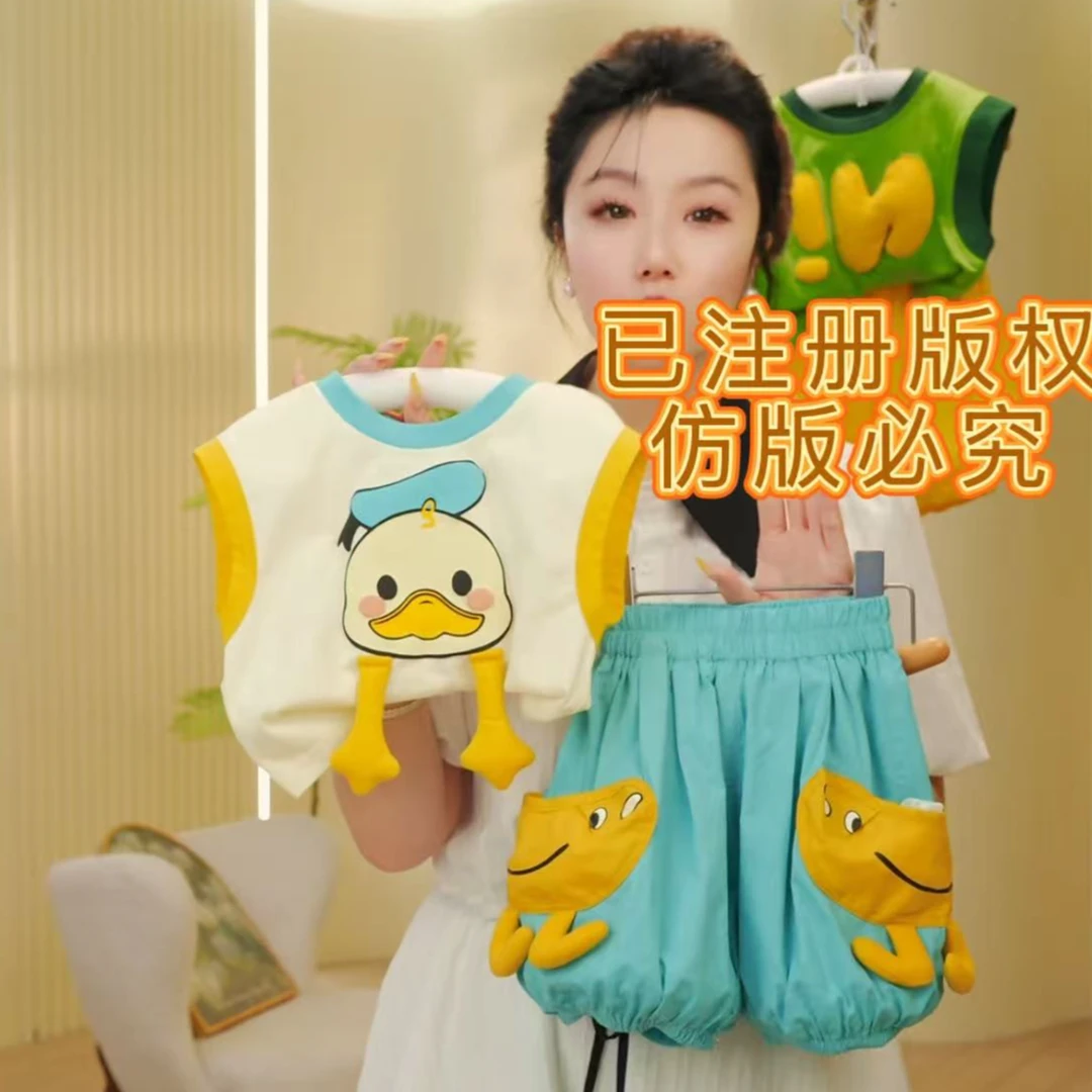 元2套装白色立体小手唐老鸭坎肩工装裤男童女童韩版洋气卡通儿童