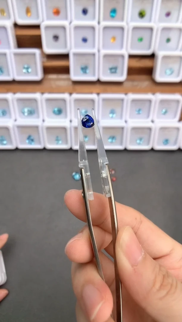 未镶嵌裸石定制蓝宝石1.18ct 老烧皇家蓝