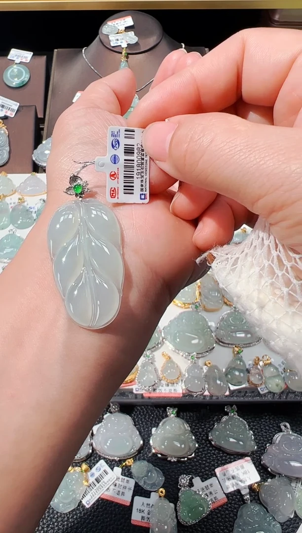 【闪购商品】翡翠吊坠(不含链)18K金镶嵌叶子吊坠982