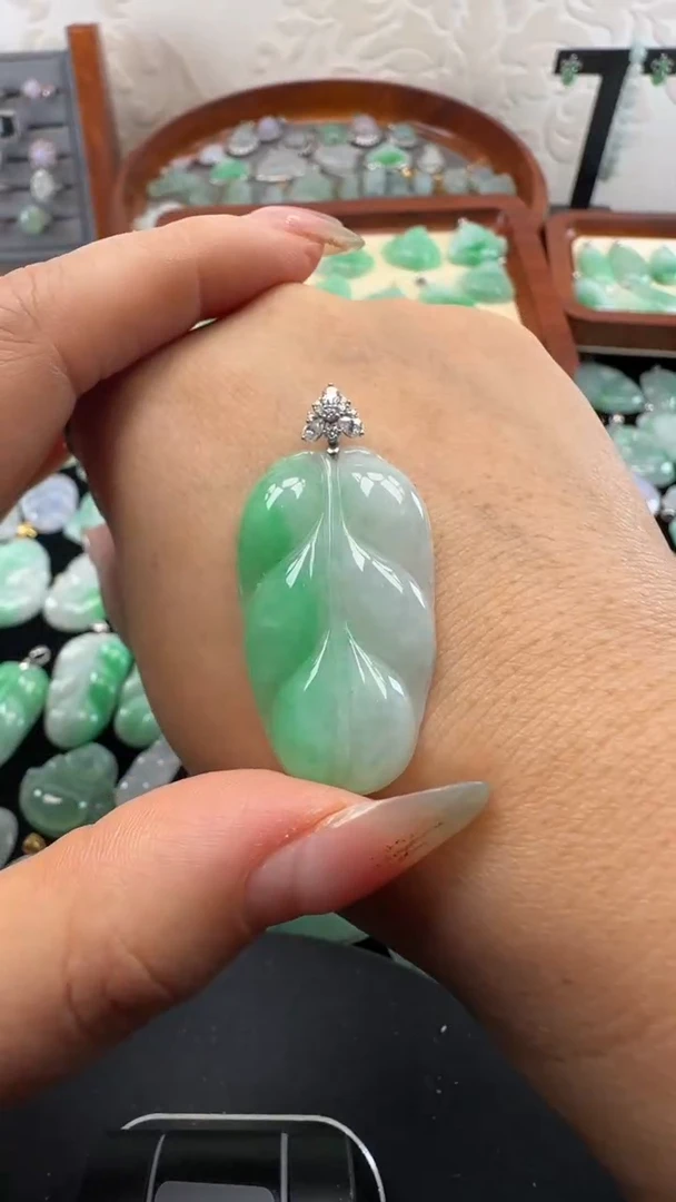 颈饰18K金镶嵌翡翠叶子