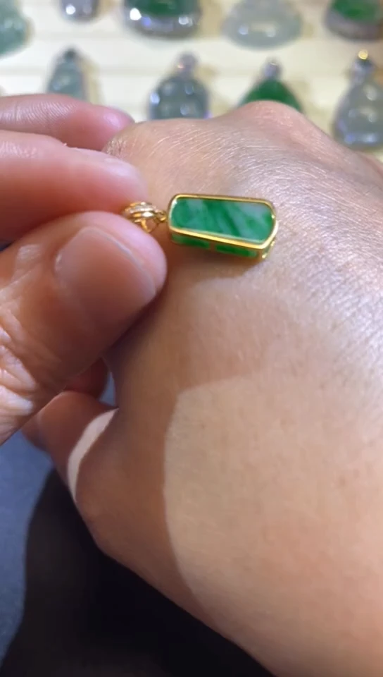 【闪购商品】翡翠吊坠(不含链)18K金镶嵌缅甸天然A货翡翠