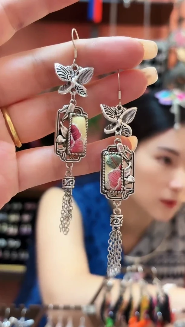 织绣云织谣民族风精美饰品   80