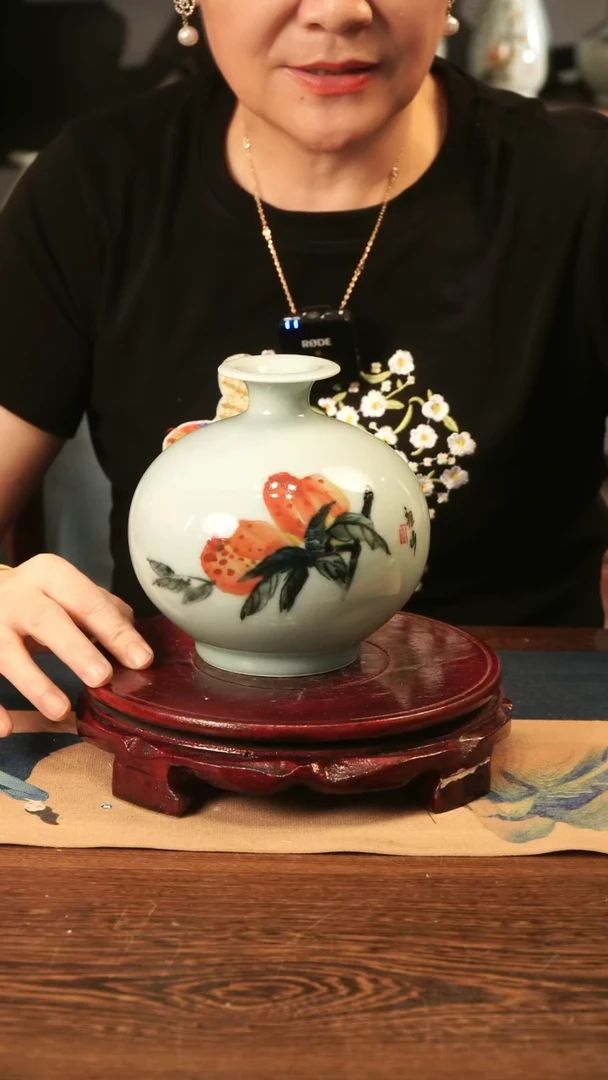 釉中彩 桃子画 果瓶B
