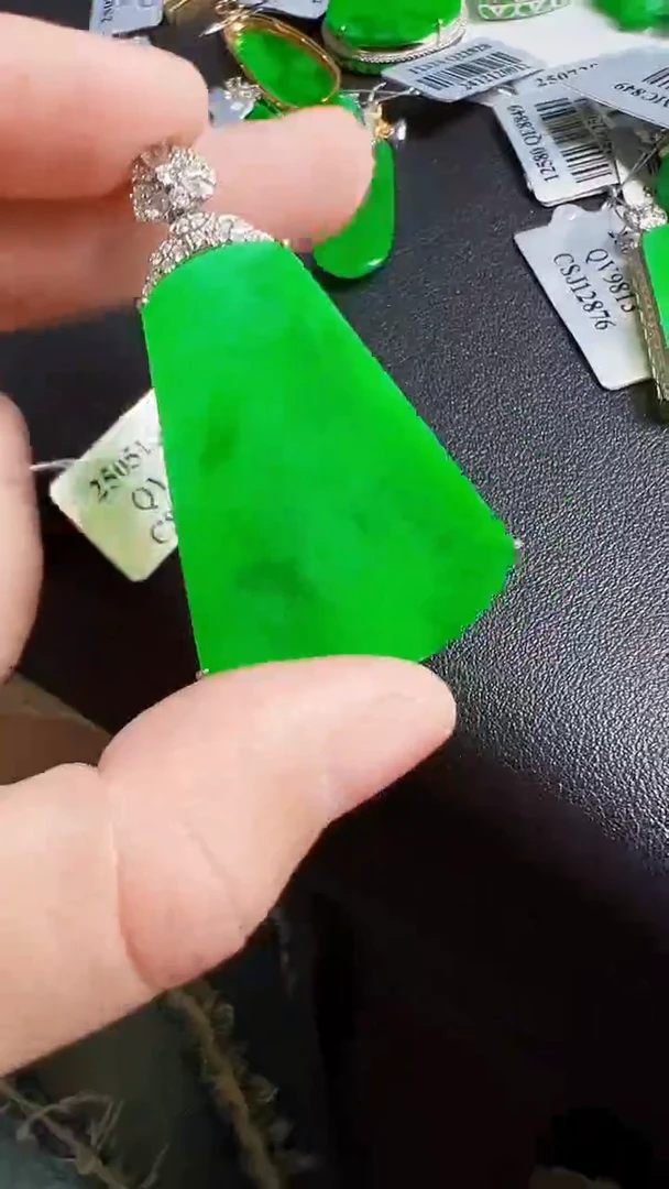 颈饰18K金镶嵌翡翠无事牌