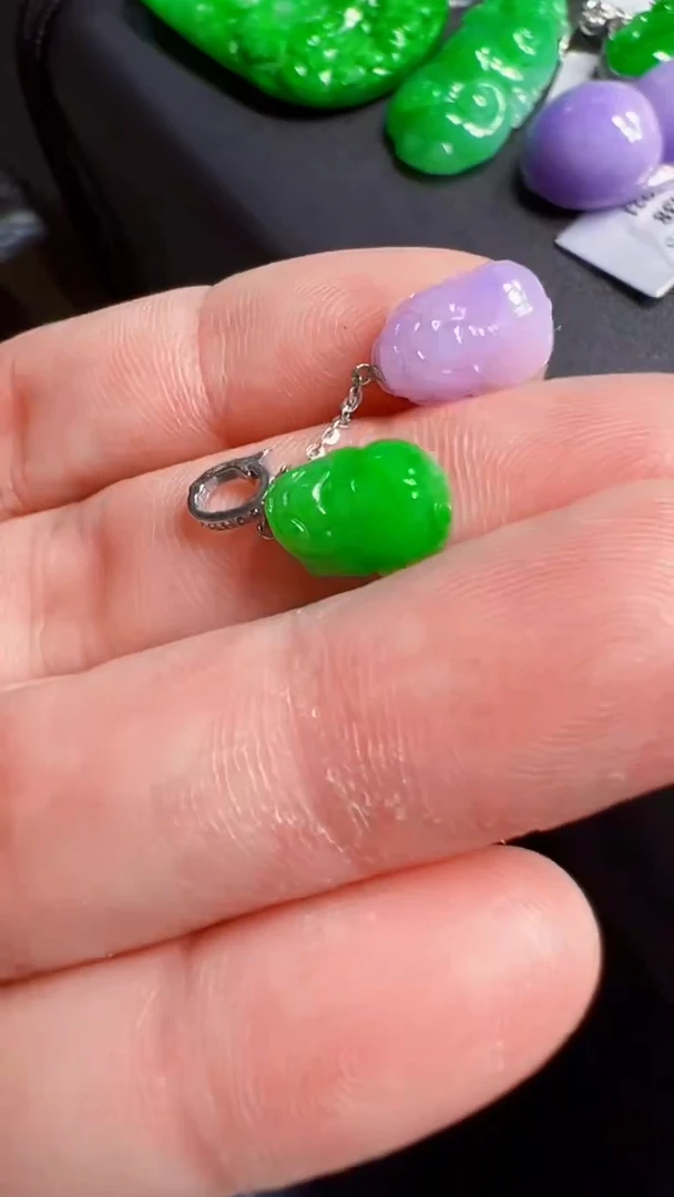 颈饰18K金镶嵌翡翠貔貅