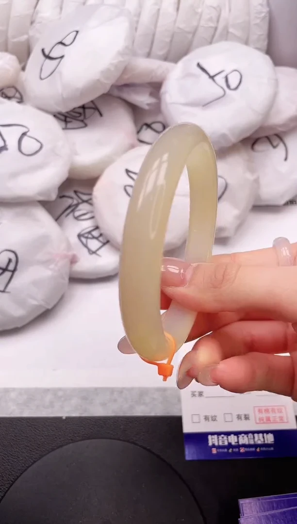 【闪购商品】石英质玉手镯未镶嵌21K234-62