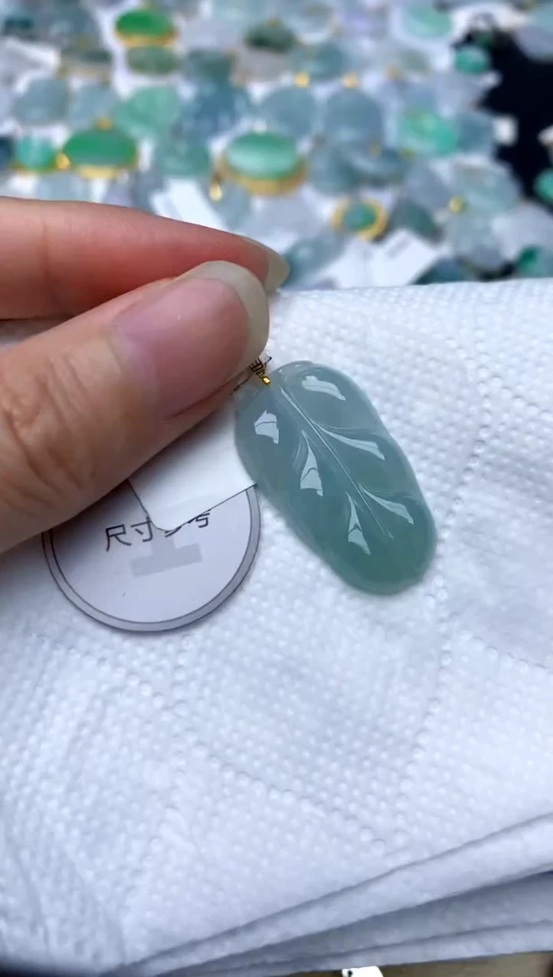 颈饰18K金镶嵌翡翠天然A货翡翠