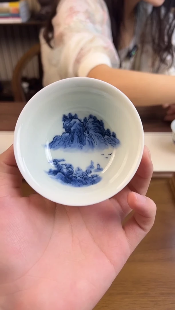 景德镇纯手工手绘雕刻青花山水杯子