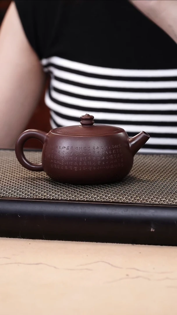 茶壶紫砂紫袍玉砂精工刻绘满江红汉瓦180cc