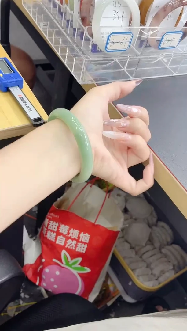 石英质玉手镯未镶嵌268/60.7