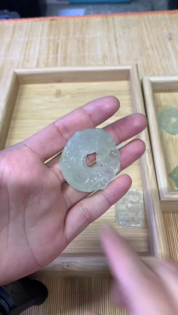 未镶嵌蛇纹石玉颈饰1