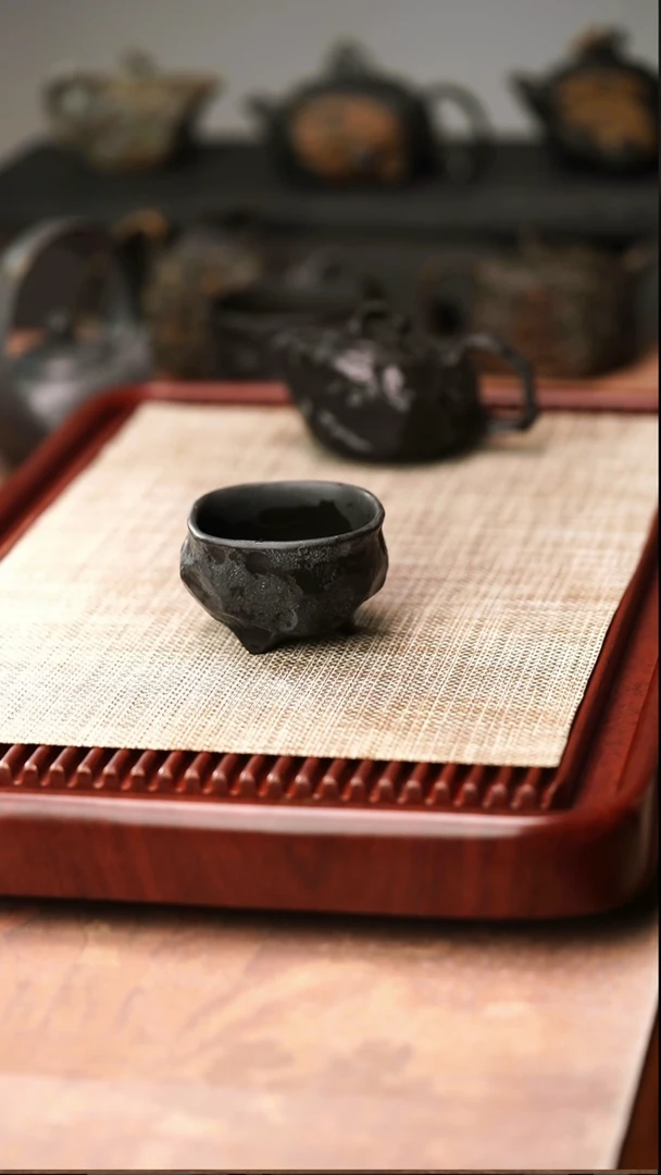 归玉堂冰碛岩重工雕刻手凿三足杯