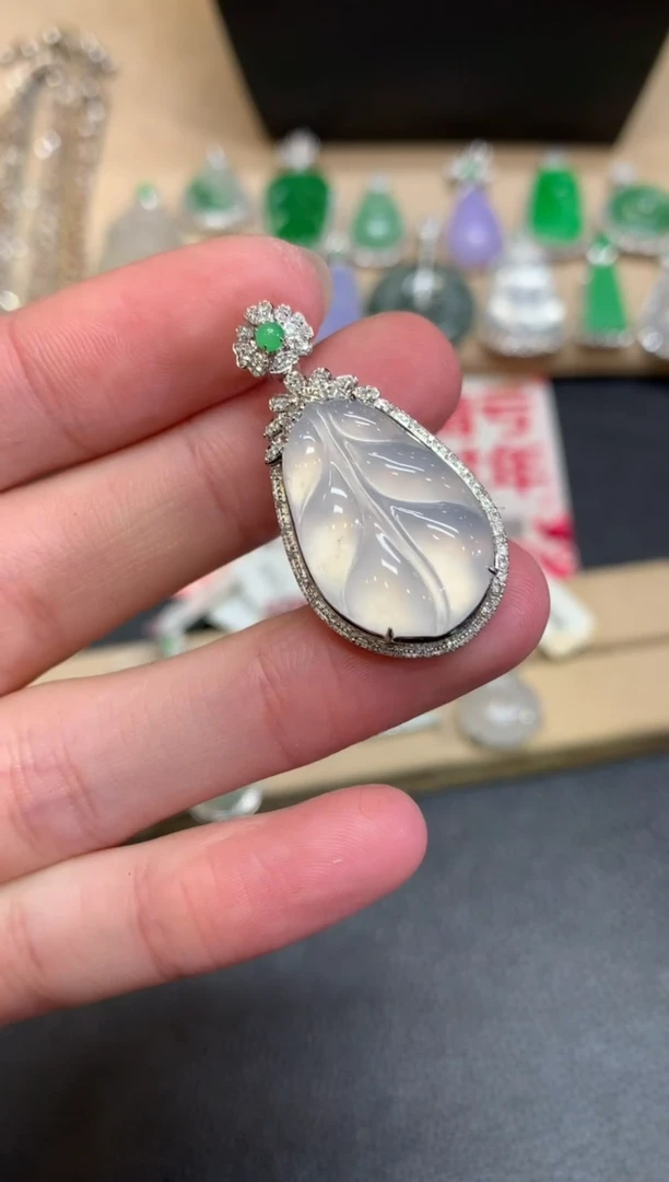 【闪购商品】翡翠颈饰18K金镶嵌叶子【无服务费】