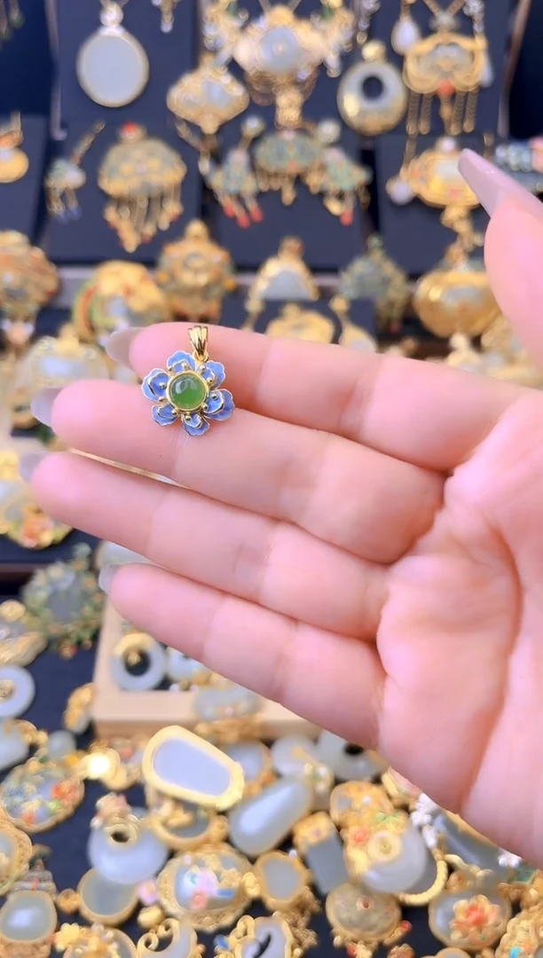 和田玉银S925镀金镶嵌颈饰小花花碧玉单面吊坠