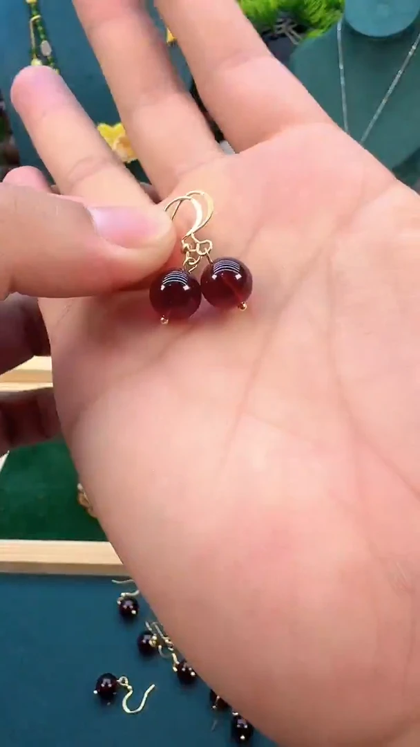 14K金镶嵌血珀耳饰E29