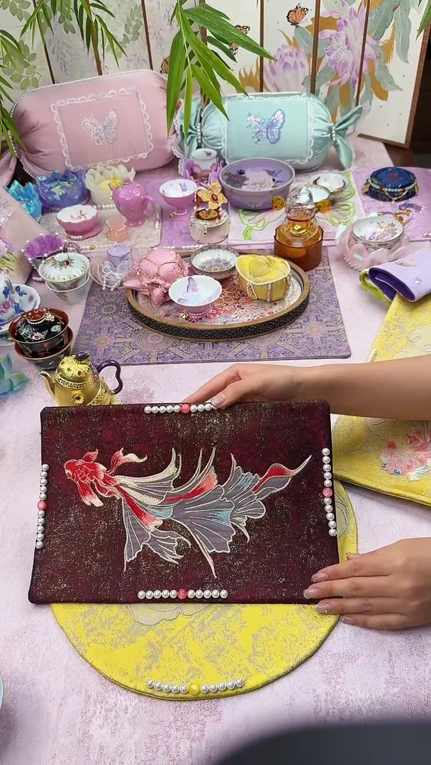 宫墙红锦鲤钉珠茶席