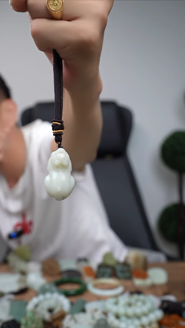 吊坠(不含链)未镶嵌和田玉俄白貔貅吊坠