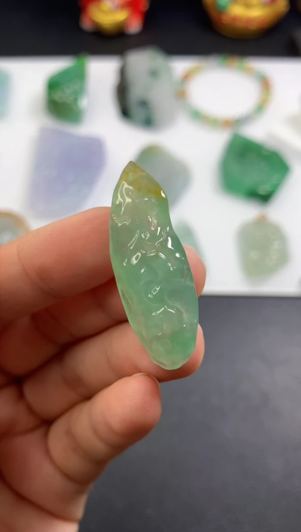 颈饰未镶嵌翡翠