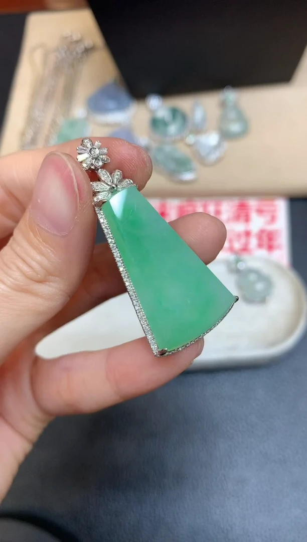 【闪购商品】翡翠吊坠(不含链)18K金镶嵌无事牌【无服务费