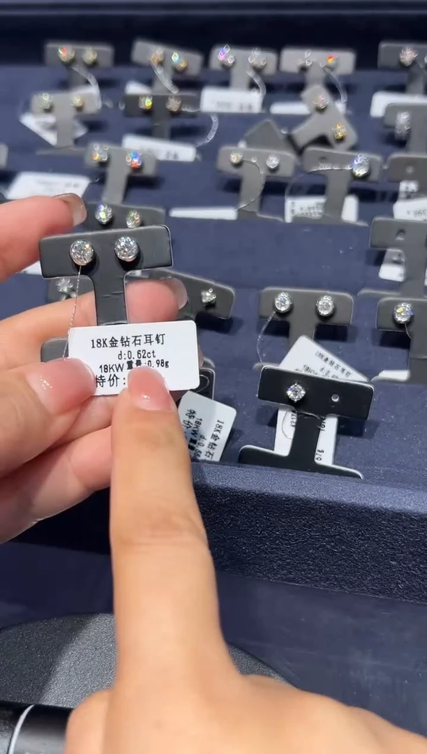 颈饰18K金镶嵌钻石定99总0.62  ct总2996