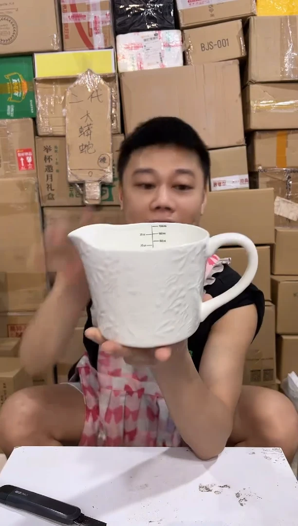 瓷片纯白奶壶 陶瓷材质