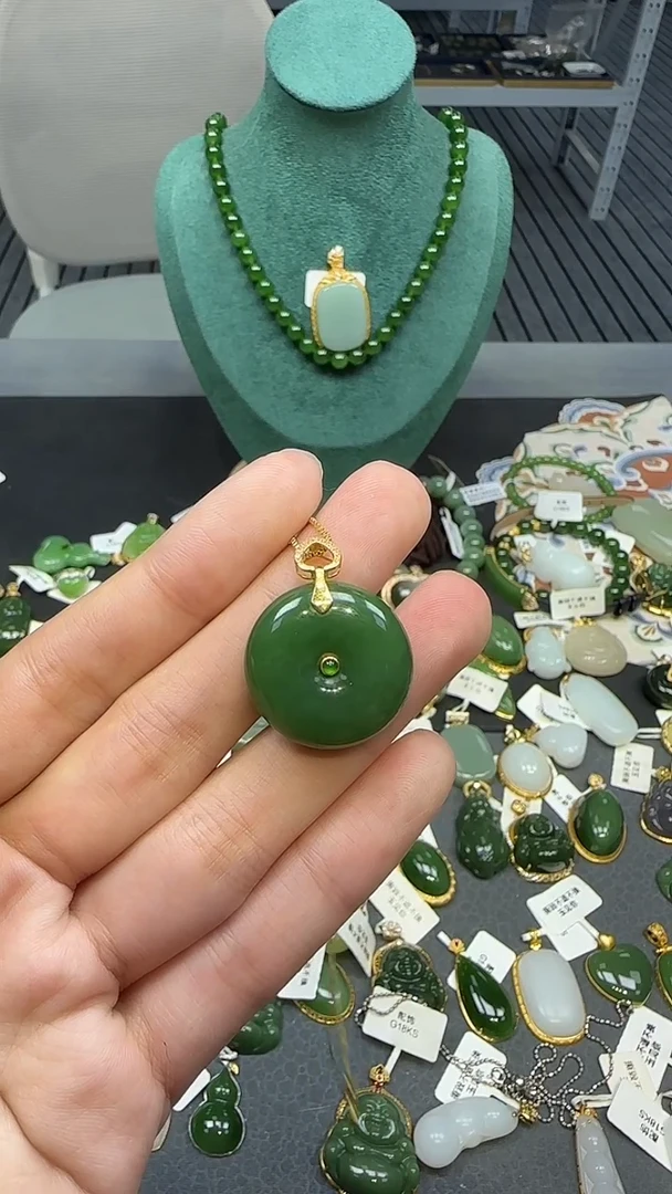 18K金镶嵌和田玉挂件不含链